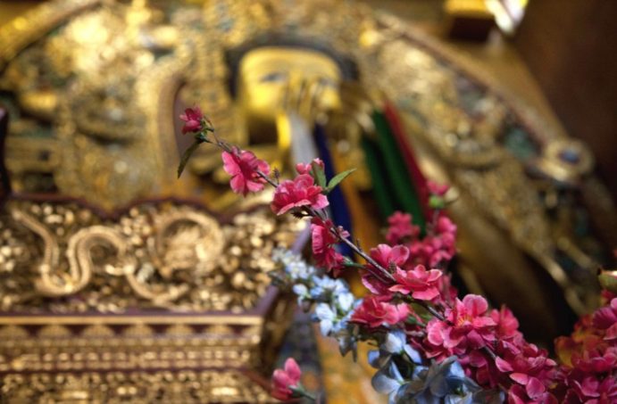 flower-statue-nepal-2014